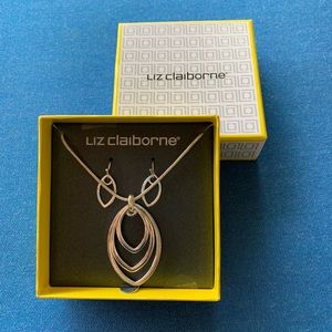 Women’s necklace and earring set